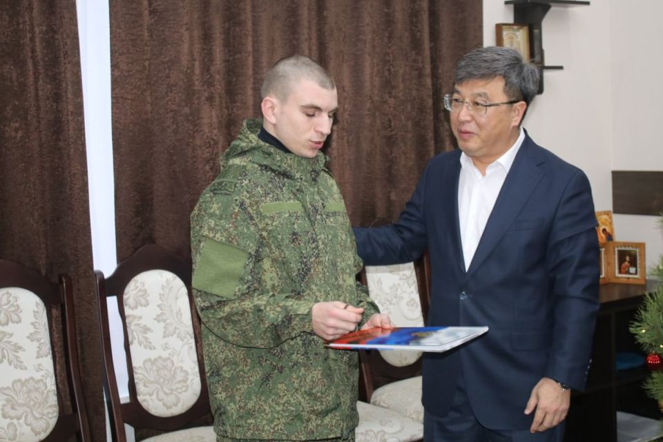 Владимир Ким: С прокурором Феодосии Романом Штрыковым и руководителем 549 военного следственного отдела Богданом Пономаренко вручили ключи от квартиры жителю Феодосии Илье Алексеевичу Владимир Ким: С прокурором Феодосии Романом Штрыковым и руководителем 549 военного следственного отдела Богданом Пономаренко вручили ключи от квартиры жителю Феодосии Илье Алексеевичу