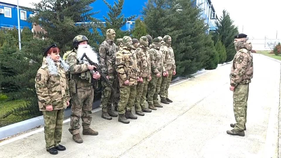 Дед Мороз специального назначения поздравил учащихся росгвардейских классов в Симферополе