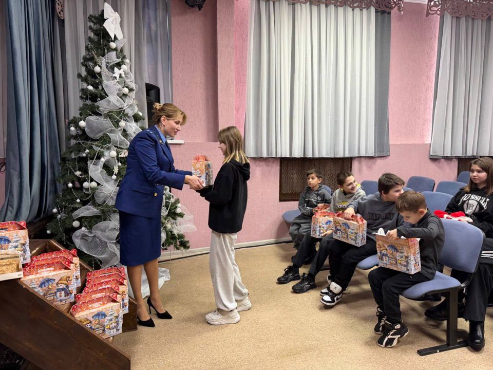 Работники прокуратуры поздравили школьников с наступающим Новым годом