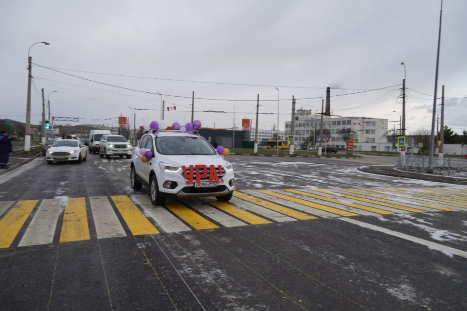 В Керчи торжественно запустили рабочее движение по обновленному путепроводу на шоссе Героев Сталинграда В Керчи торжественно запустили рабочее движение по обновленному путепроводу на шоссе Героев Сталинграда