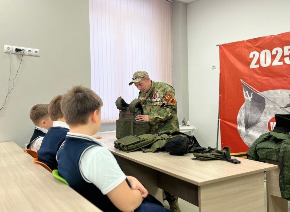 Саперы - ветераны СВО провели для учеников Таврической школы-гимназии № 20 в Симферополе занятие, на котором рассказали о своей профессии и показали оборудование, которое они используют в работе Саперы - ветераны СВО провели для учеников Таврической школы-гимназии № 20 в Симферополе занятие, на котором рассказали о своей профессии и показали оборудование, которое они используют в работе