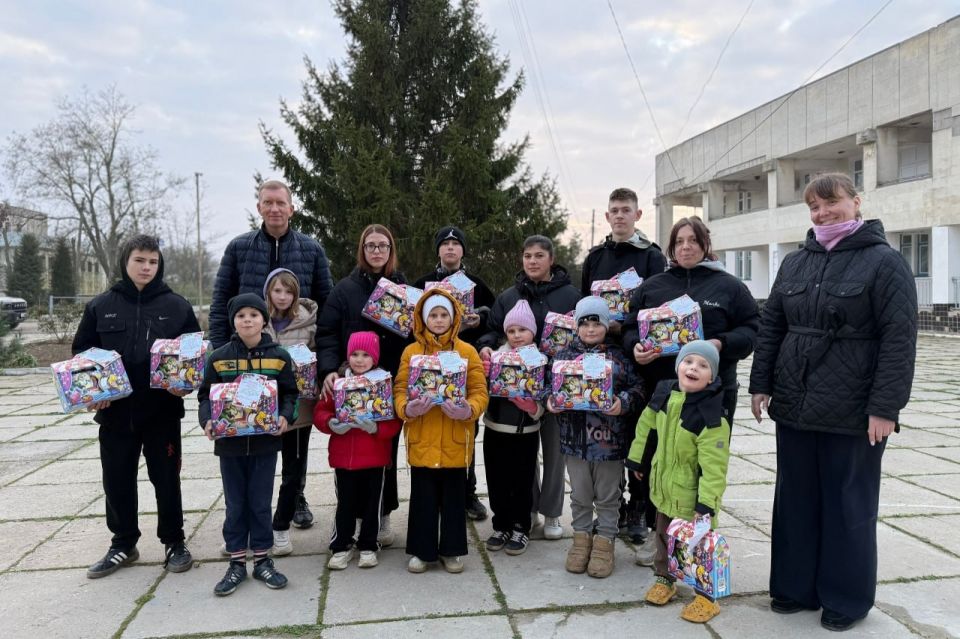 В Крыму депутаты и активисты вручили детям тысячи подарков в канун Нового года В Крыму депутаты и активисты вручили детям тысячи подарков в канун Нового года
