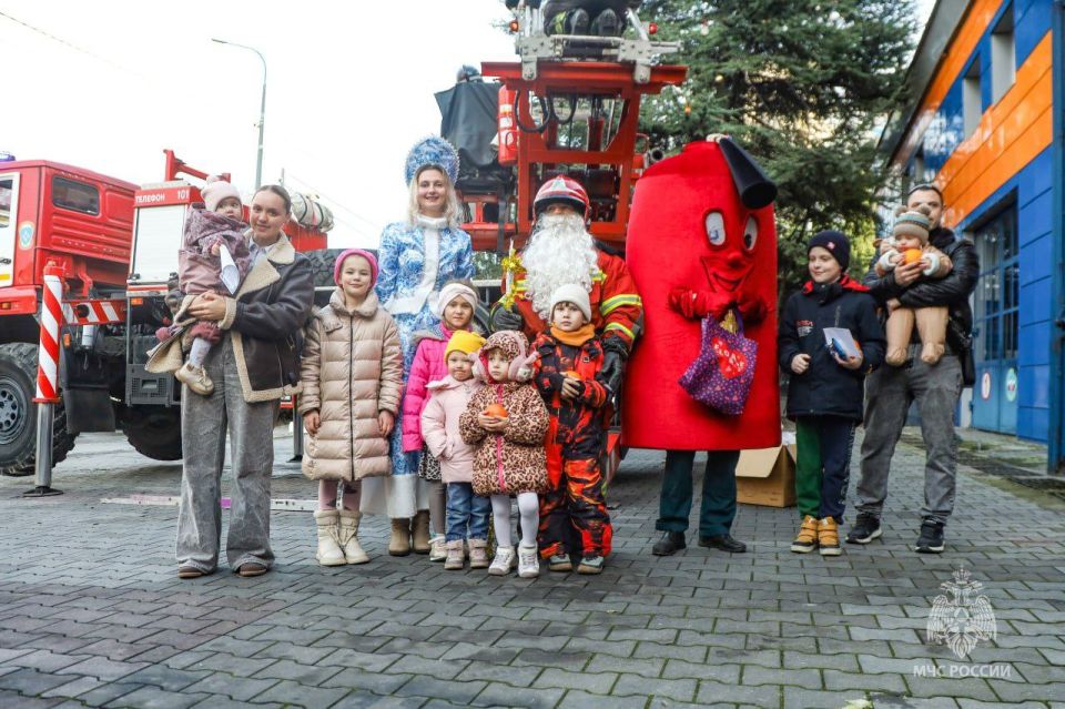 Севастопольские пожарные подарили новогоднюю сказку детям Севастопольские пожарные подарили новогоднюю сказку детям