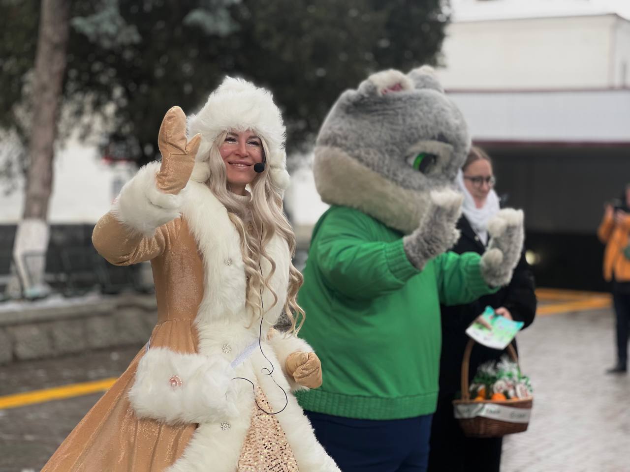 Новый год в Крыму как дома - это когда тебя встречают оркестром настоящих Дедов Морозов, Снегурочка, кот и Таврибара Новый год в Крыму как дома - это когда тебя встречают оркестром настоящих Дедов Морозов, Снегурочка, кот и Таврибара