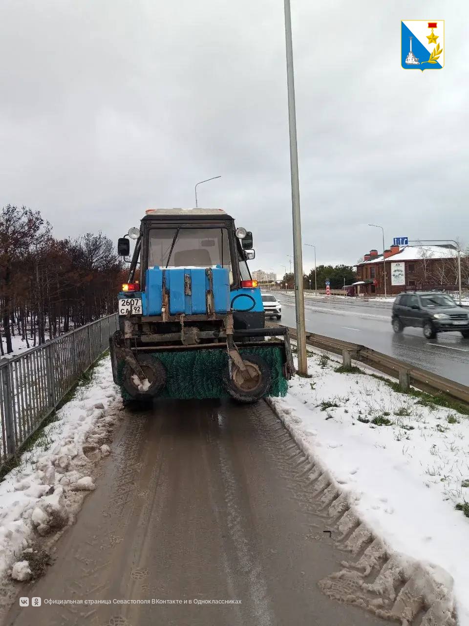 Дорожные службы Севастополя продолжают работать в усиленном режиме