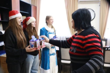 Анжелика Ястребова: Вчера участники молодежного совета Бахчисарайского района поздравили нас с главой муниципального образования – председателем райсовета Ольгой Урайкиной с наступающими праздниками