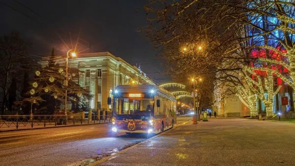 Троллейбус с Дедом Морозом и Снегурочкой ездит по Севастополю