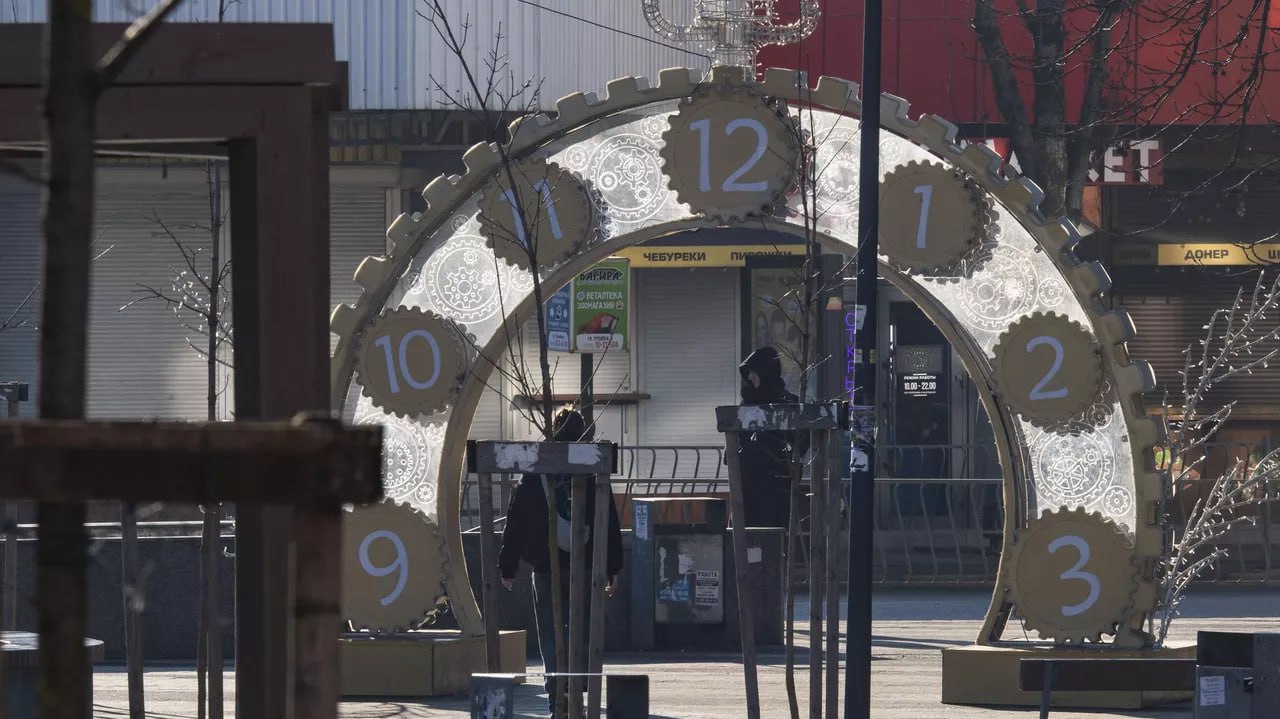 Встреча Путина и Трампа, ограбление Лувра и дело Долиной: чем запомнился 2025-й год?