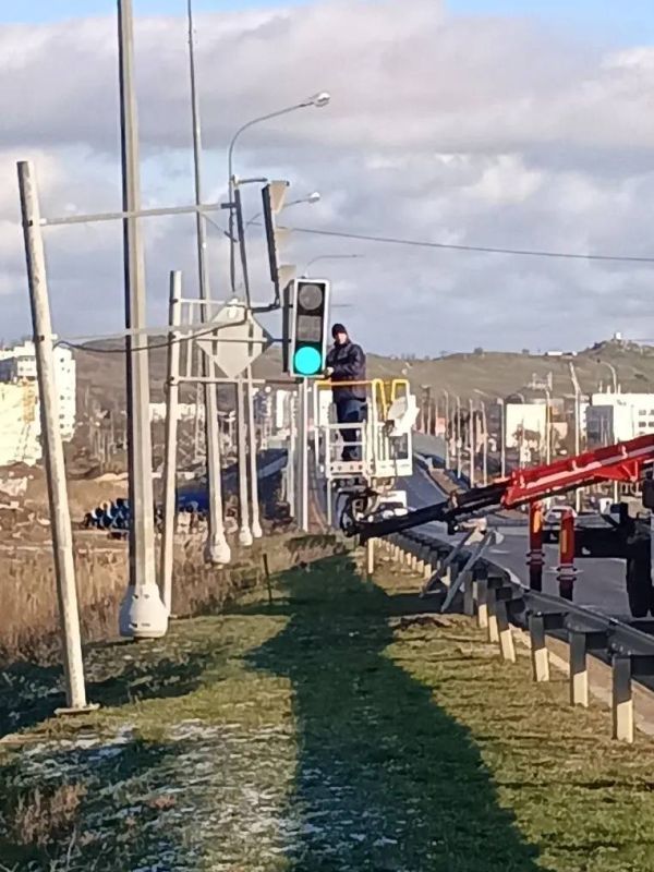 В районе тубдиспансера сотрудники предприятия «Горсвет-Керчь» приступили к ремонту сфетофора В районе тубдиспансера сотрудники предприятия «Горсвет-Керчь» приступили к ремонту сфетофора