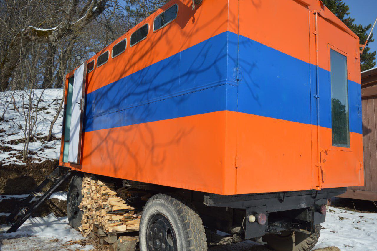 На заснеженном Ангарском перевали установили спасательный пункт