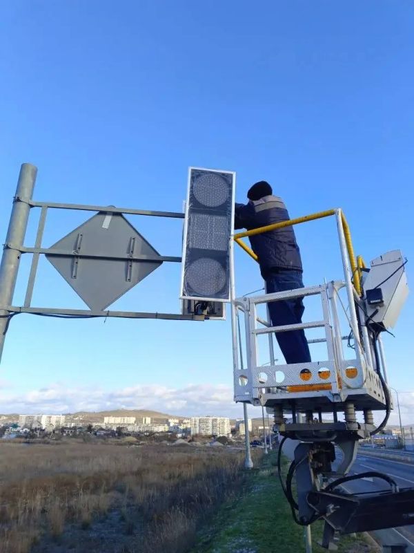 В районе тубдиспансера сотрудники предприятия «Горсвет-Керчь» приступили к ремонту сфетофора В районе тубдиспансера сотрудники предприятия «Горсвет-Керчь» приступили к ремонту сфетофора
