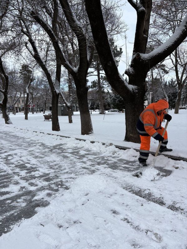 С раннего утра сотрудники МБУ «Город» проводят уборку снега и обработку реагентом тротуаров, пешеходных дорожек и остановок общественного транспорта в Симферополе С раннего утра сотрудники МБУ «Город» проводят уборку снега и обработку реагентом тротуаров, пешеходных дорожек и остановок общественного транспорта в Симферополе