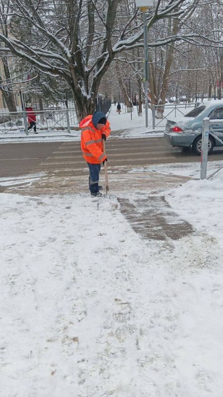 С раннего утра сотрудники МБУ «Город» проводят уборку снега и обработку реагентом тротуаров, пешеходных дорожек и остановок общественного транспорта в Симферополе С раннего утра сотрудники МБУ «Город» проводят уборку снега и обработку реагентом тротуаров, пешеходных дорожек и остановок общественного транспорта в Симферополе