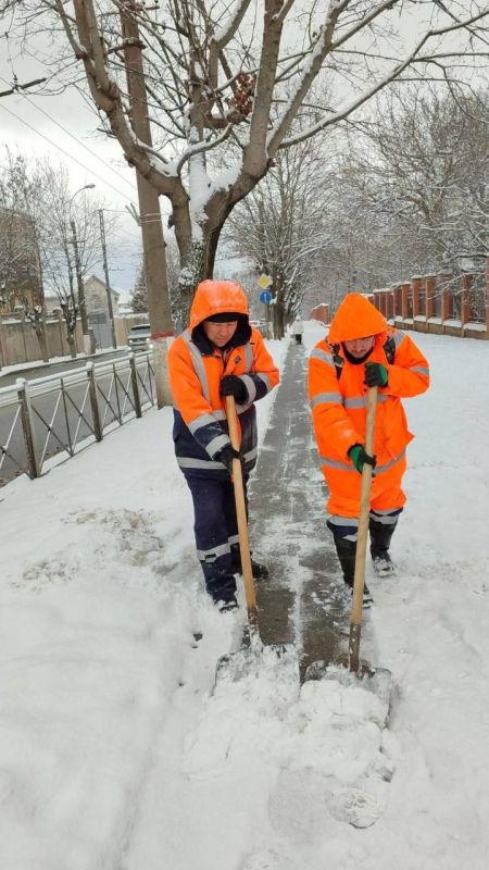 С раннего утра сотрудники МБУ «Город» проводят уборку снега и обработку реагентом тротуаров, пешеходных дорожек и остановок общественного транспорта в Симферополе С раннего утра сотрудники МБУ «Город» проводят уборку снега и обработку реагентом тротуаров, пешеходных дорожек и остановок общественного транспорта в Симферополе