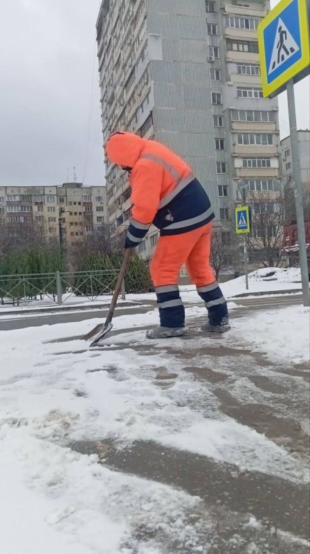 С раннего утра сотрудники МБУ «Город» проводят уборку снега и обработку реагентом тротуаров, пешеходных дорожек и остановок общественного транспорта в Симферополе С раннего утра сотрудники МБУ «Город» проводят уборку снега и обработку реагентом тротуаров, пешеходных дорожек и остановок общественного транспорта в Симферополе