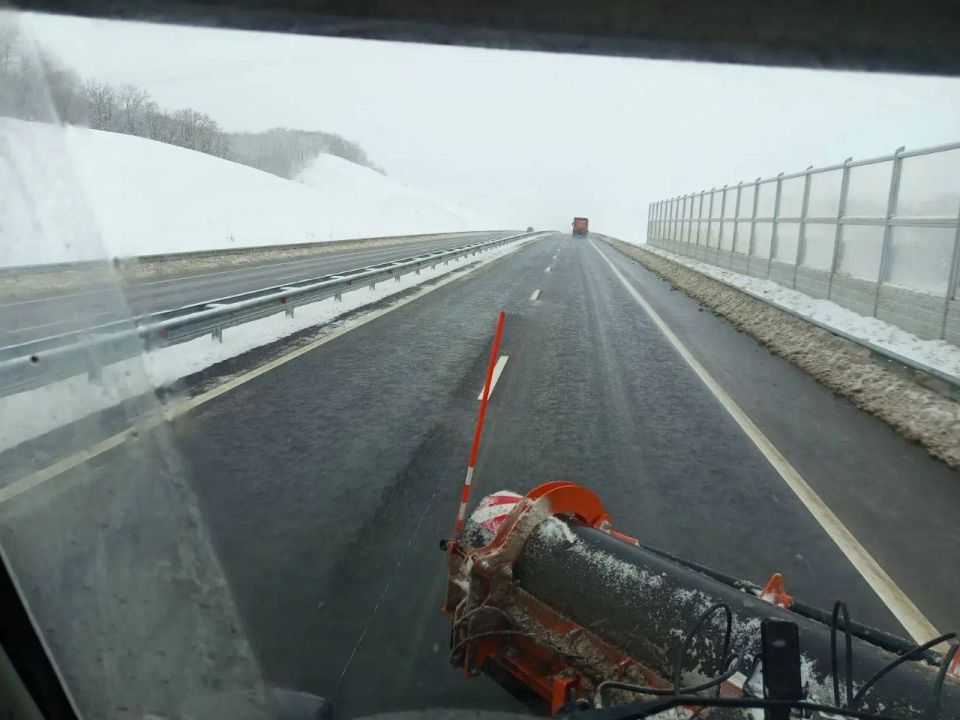 В Крыму 53 единицы техники расчищают дороги от снега В Крыму 53 единицы техники расчищают дороги от снега