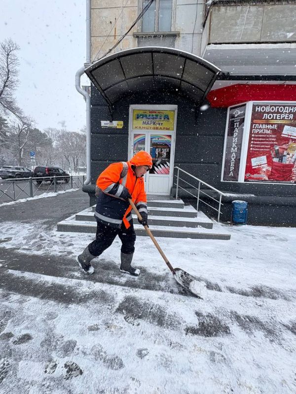 С раннего утра сотрудники МБУ «Город» проводят уборку снега и обработку реагентом тротуаров, пешеходных дорожек и остановок общественного транспорта в Симферополе С раннего утра сотрудники МБУ «Город» проводят уборку снега и обработку реагентом тротуаров, пешеходных дорожек и остановок общественного транспорта в Симферополе