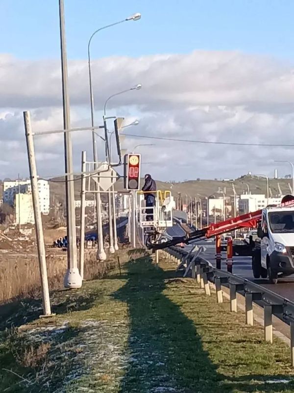 В районе тубдиспансера сотрудники предприятия «Горсвет-Керчь» приступили к ремонту сфетофора В районе тубдиспансера сотрудники предприятия «Горсвет-Керчь» приступили к ремонту сфетофора