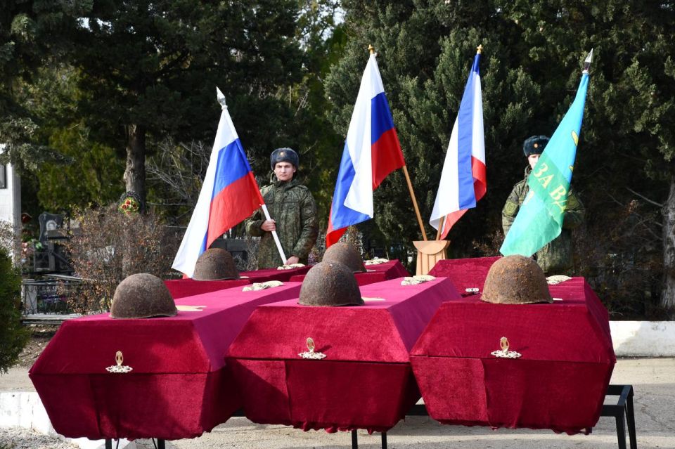 Офицеры СК приняли участие в перезахоронении останков воинов ВОВ в Феодосии Офицеры СК приняли участие в перезахоронении останков воинов ВОВ в Феодосии