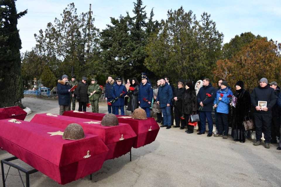 Офицеры СК приняли участие в перезахоронении останков воинов ВОВ в Феодосии Офицеры СК приняли участие в перезахоронении останков воинов ВОВ в Феодосии