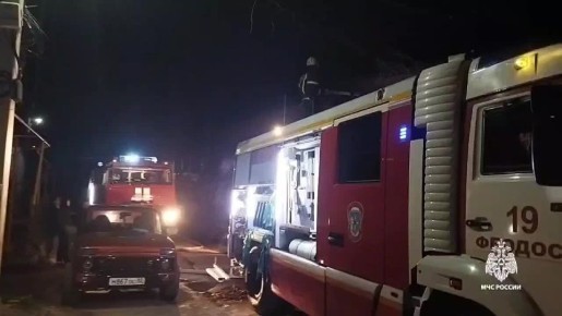 В Феодосии при ночном пожаре в жилом доме пострадал мужчина, есть погибший