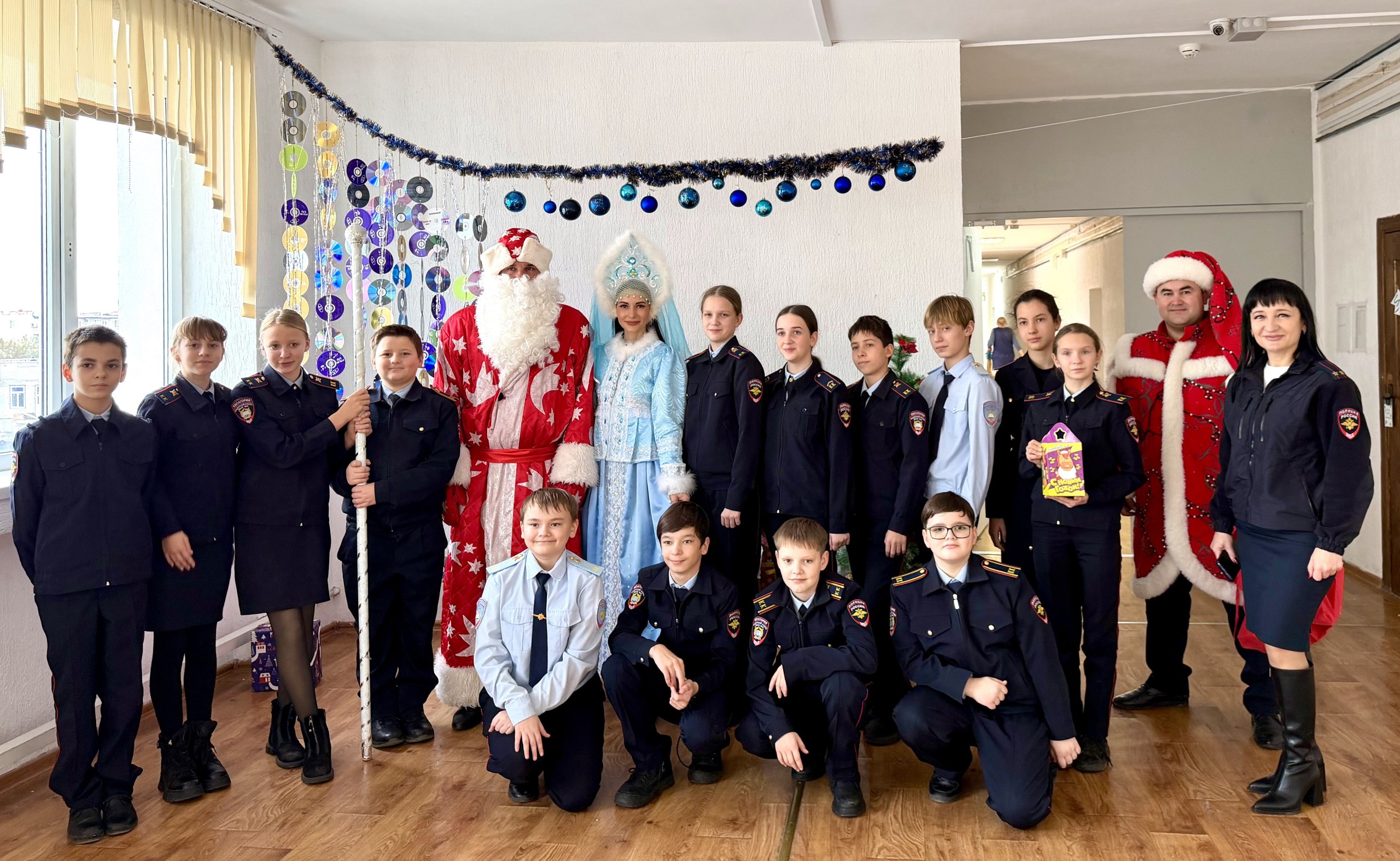 Евпаторийские Полицейский Дед Мороз и Снегурочка поздравили учеников подшефного кадетского класса Евпаторийские Полицейский Дед Мороз и Снегурочка поздравили учеников подшефного кадетского класса