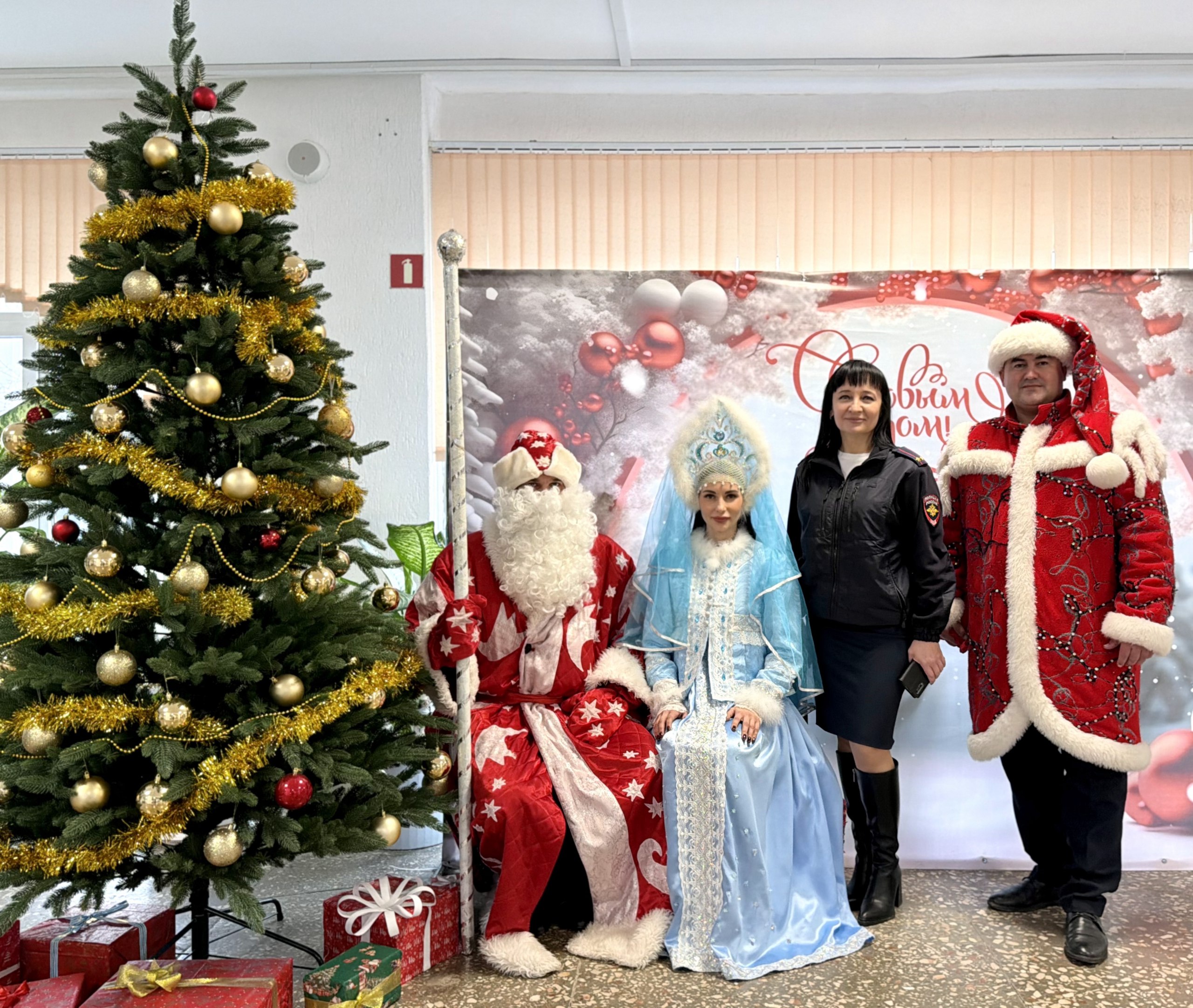 Евпаторийские Полицейский Дед Мороз и Снегурочка поздравили учеников подшефного кадетского класса Евпаторийские Полицейский Дед Мороз и Снегурочка поздравили учеников подшефного кадетского класса