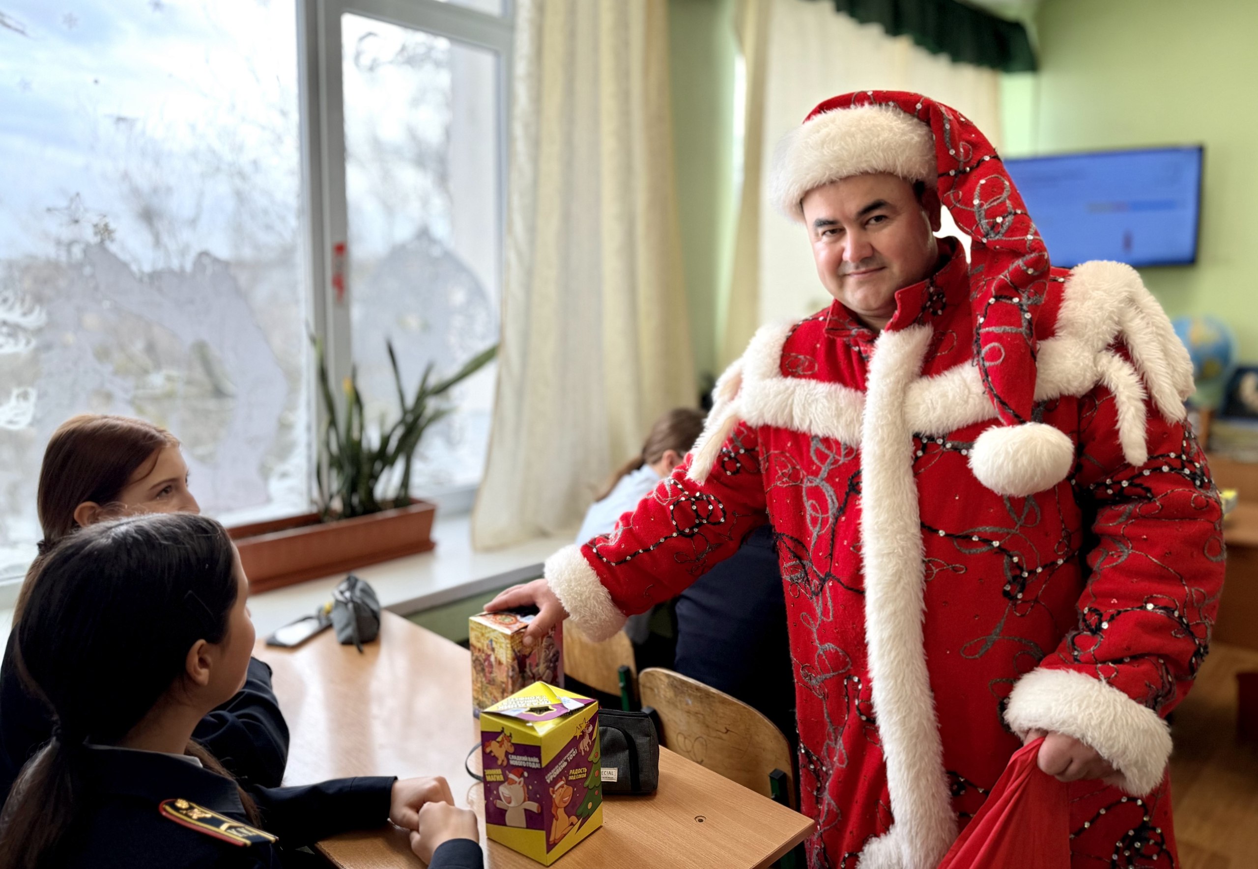Евпаторийские Полицейский Дед Мороз и Снегурочка поздравили учеников подшефного кадетского класса Евпаторийские Полицейский Дед Мороз и Снегурочка поздравили учеников подшефного кадетского класса