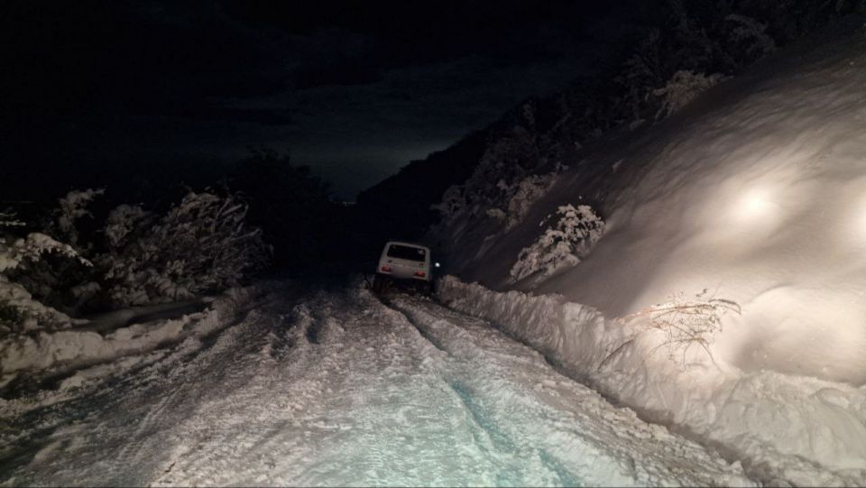 За сутки крымские спасатели вызволили две машины из снежных заносов
