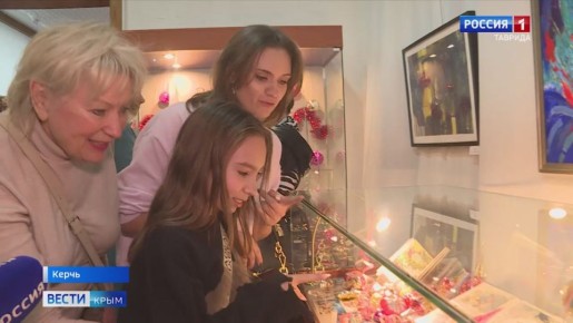 В Керчи открылась выставка старинных новогодних игрушек