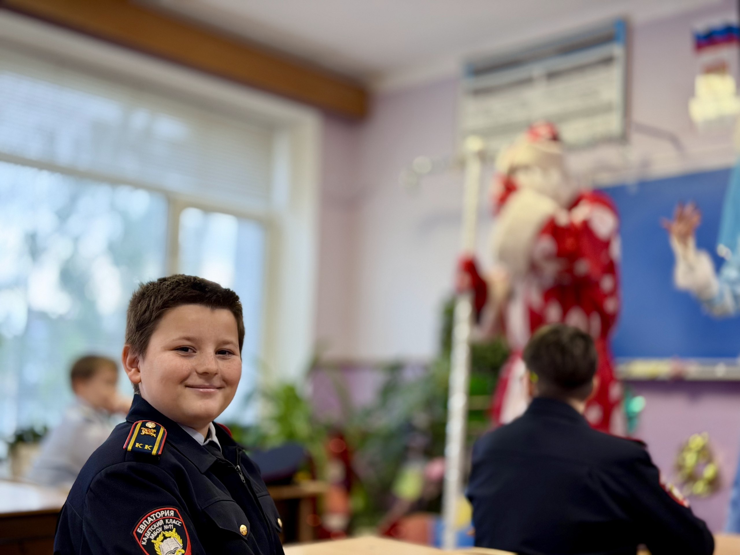 Евпаторийские Полицейский Дед Мороз и Снегурочка поздравили учеников подшефного кадетского класса
