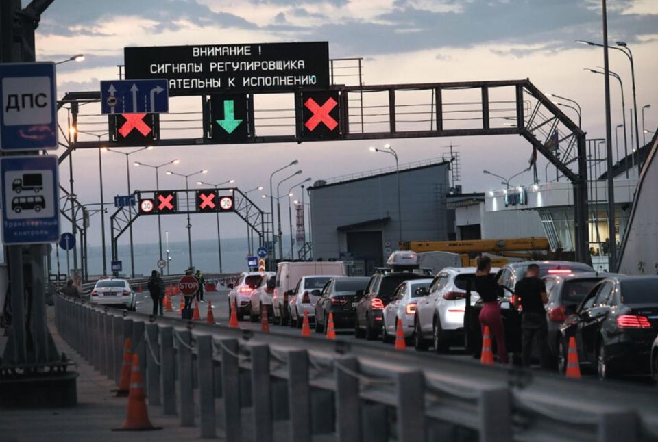 1 В очереди к пунктам ручного досмотра на Крымский мост скопилось около 900 автомобилей