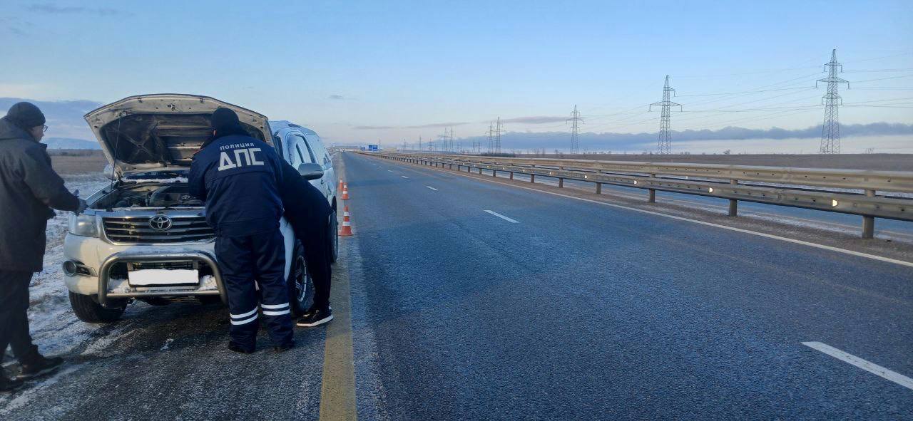 Феодосийские полицейские предотвратили возгорание автомобиля на дороге Феодосийские полицейские предотвратили возгорание автомобиля на дороге