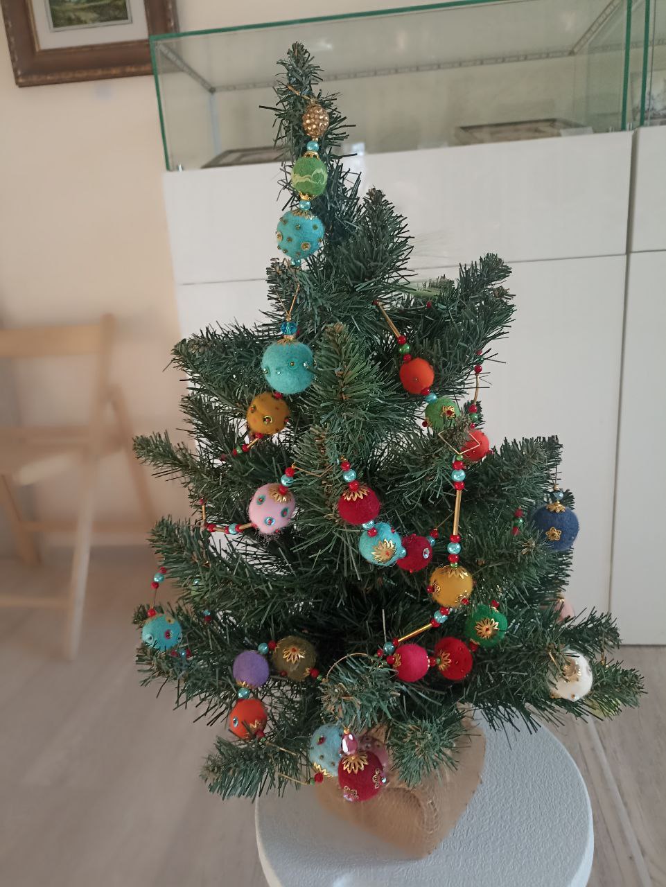 Новогодняя красота своими руками: как в Крыму игрушки делают из шерсти, а елки – из ниток?