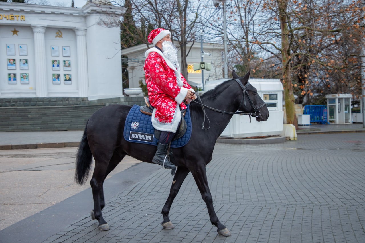 Главными героями праздника стали сотрудники кавалерийского взвода ОБ ППСП имени Василия Ивановича Бузина Главными героями праздника стали сотрудники кавалерийского взвода ОБ ППСП имени Василия Ивановича Бузина