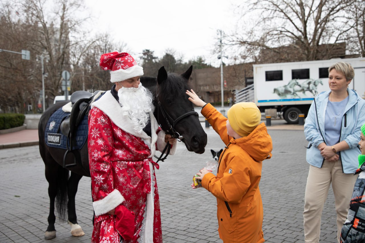 Главными героями праздника стали сотрудники кавалерийского взвода ОБ ППСП имени Василия Ивановича Бузина Главными героями праздника стали сотрудники кавалерийского взвода ОБ ППСП имени Василия Ивановича Бузина