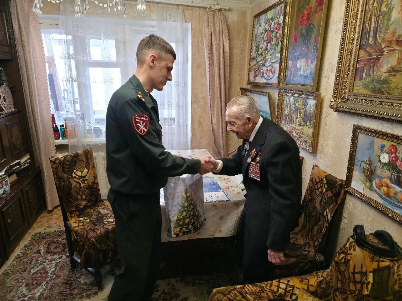 В Крыму и Севастополе росгвардейцы поздравили с новогодними праздниками 100 летних ветеранов Великой Отечественной войны