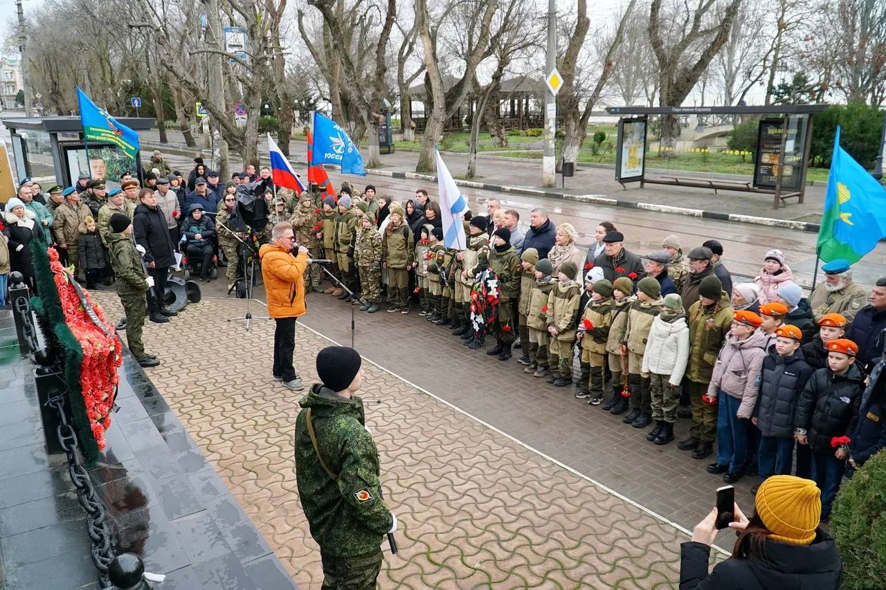 В Евпатории почтили память моряков-десантников В Евпатории почтили память моряков-десантников