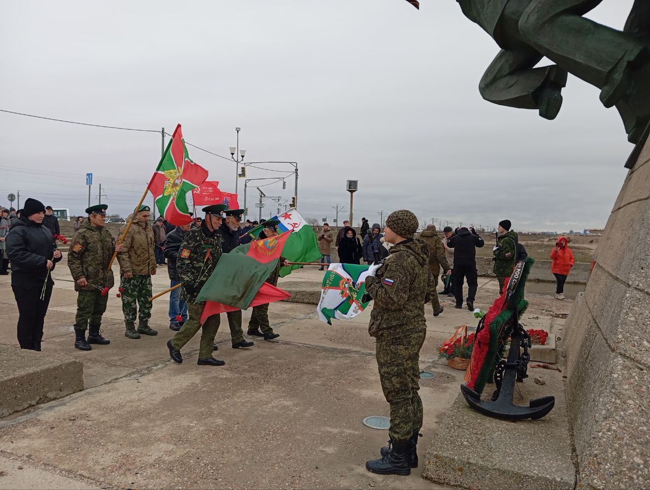 Время идёт, 84 года прошло со дня высадки Евпаторийского десанта – тактического морского десанта Красной армии, высаженного 5 января 1942 г. на берег моря между Евпаторией и городом Саки с целью отвлечения вражеских сил от... Время идёт, 84 года прошло со дня высадки Евпаторийского десанта – тактического морского десанта Красной армии, высаженного 5 января 1942 г. на берег моря между Евпаторией и городом Саки с целью отвлечения вражеских сил от...