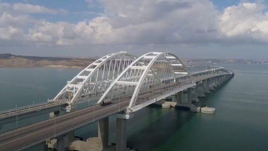 Перед Крымским мостом со стороны Керчи ждут проезда 130 машин