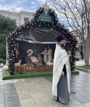 На площади Ленина в Симферополе открыли Рождественский вертеп