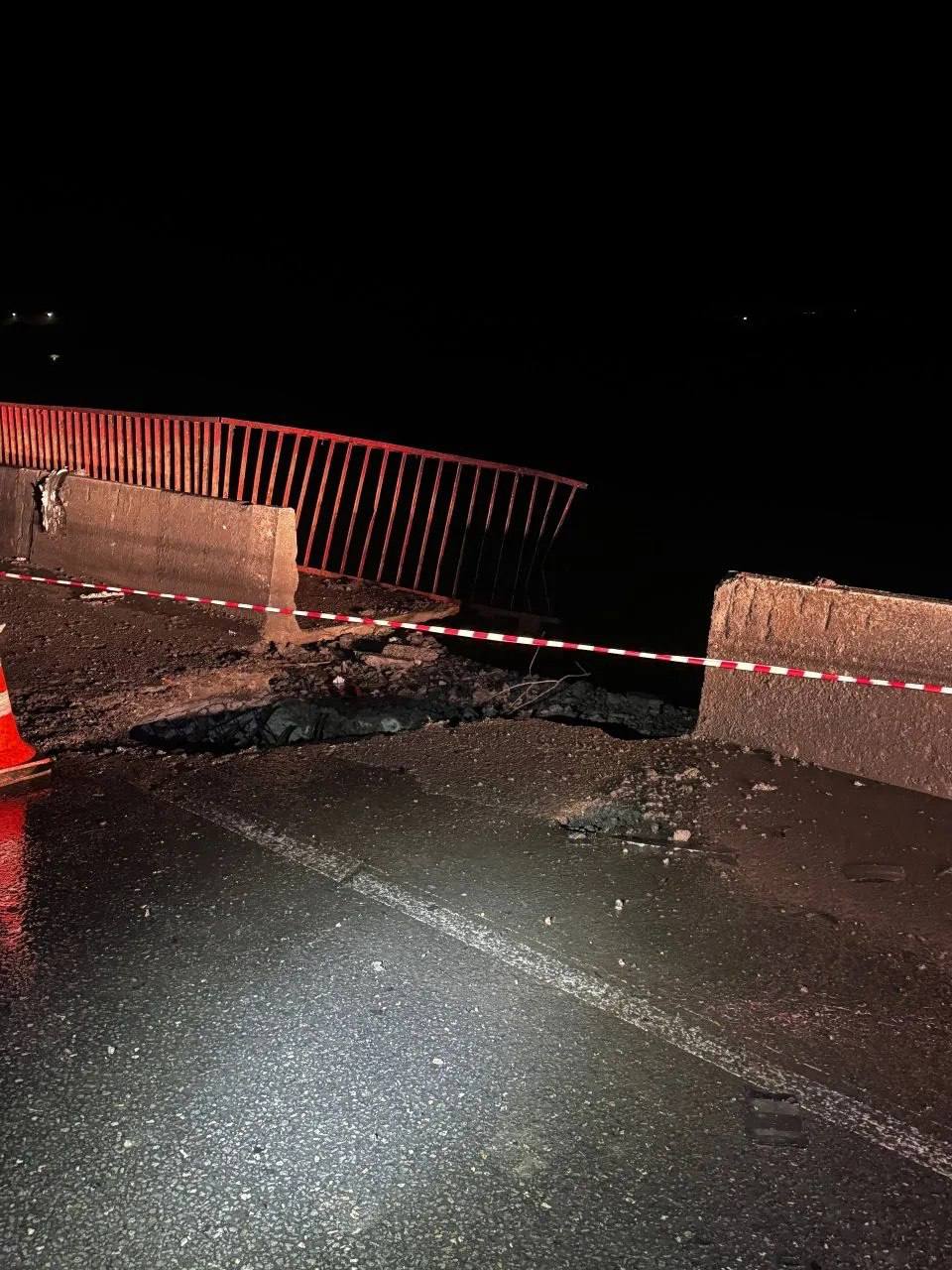 Владимир Сальдо: Утром над акваторией Азовского моря и озера Сиваш, в районе села Чoнгар, специалисты из группировки войск «Днепр» и «Русского купола» дезориентировали полёт двух БПЛА самолетного типа