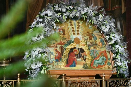 Анжелика Ястребова: Дорогие жители Бахчисарайского района! Дорогие друзья! Поздравляю вас со светлым и величайшим праздником — Рождеством Христовым!