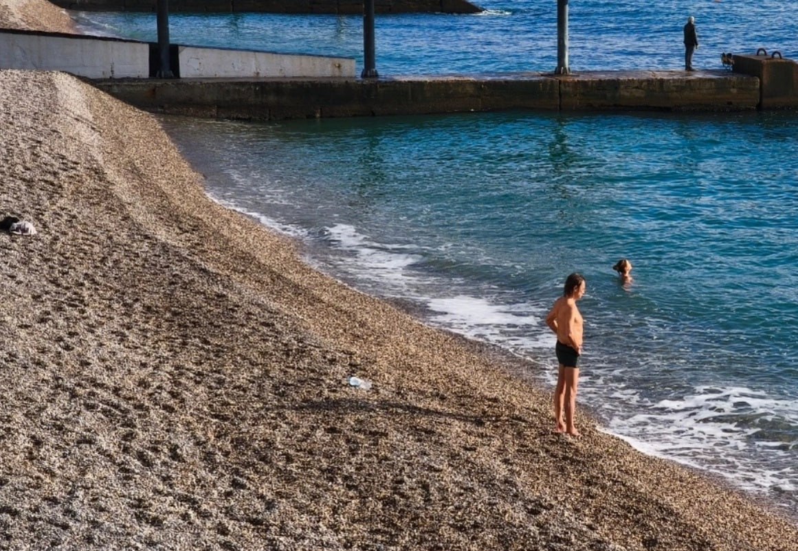 1 В Крыму в Рождество туристы массово купаются в море