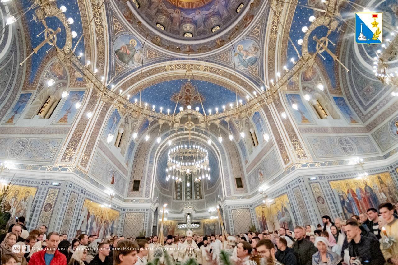 В Рождественскую ночь сотни верующих собрались в Свято-Владимирском соборе Херсонесского монастыря на всенощное бдение и Божественную литургию