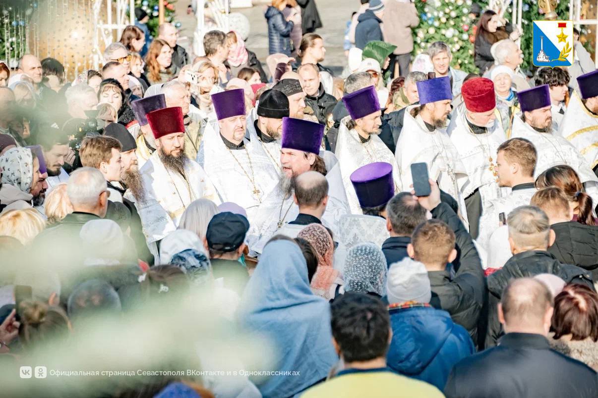 Сотни верующих и духовенство сегодня в честь Рождества Христова прошли традиционным крестным ходом по центру города Сотни верующих и духовенство сегодня в честь Рождества Христова прошли традиционным крестным ходом по центру города
