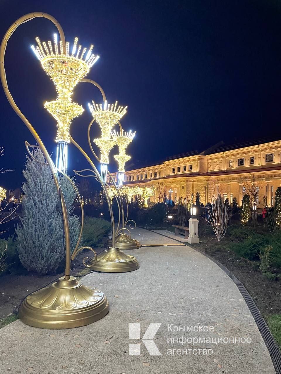 Сотни жителей и гостей Крымского полуострова встречают Рождество Христово в Херсонесе Сотни жителей и гостей Крымского полуострова встречают Рождество Христово в Херсонесе