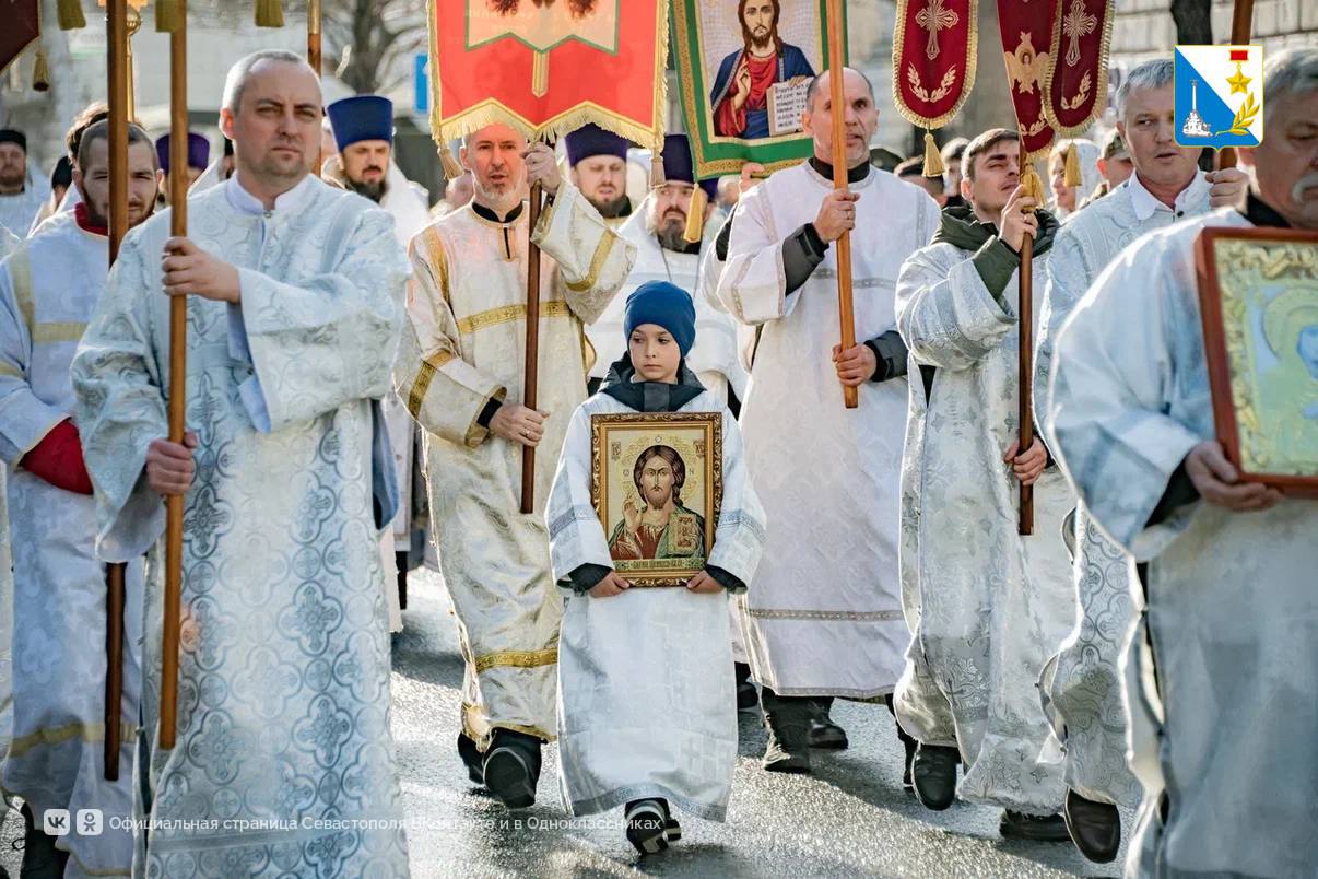 Сотни верующих и духовенство сегодня в честь Рождества Христова прошли традиционным крестным ходом по центру города Сотни верующих и духовенство сегодня в честь Рождества Христова прошли традиционным крестным ходом по центру города