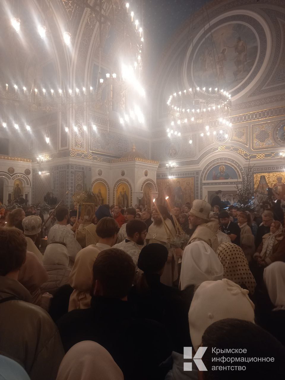 Сотни жителей и гостей Крымского полуострова встречают Рождество Христово в Херсонесе Сотни жителей и гостей Крымского полуострова встречают Рождество Христово в Херсонесе