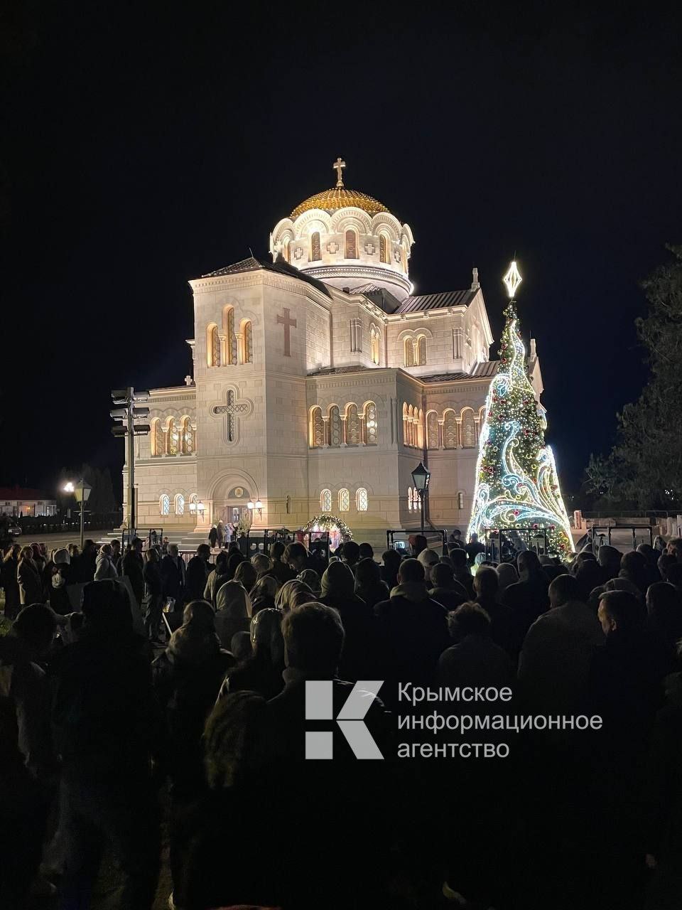Сотни жителей и гостей Крымского полуострова встречают Рождество Христово в Херсонесе